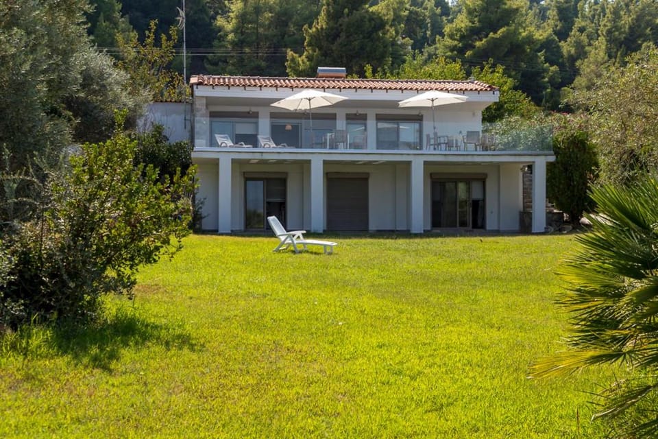 Villa Sonora - Beachfront, Amazing Garden, Panoramic Sea View Villa in Halkidiki