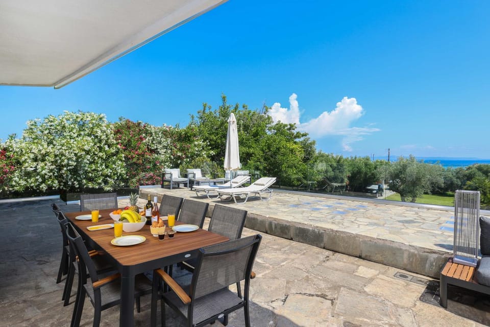 Villa Sonora - Beachfront, Amazing Garden, Panoramic Sea View Villa in Halkidiki