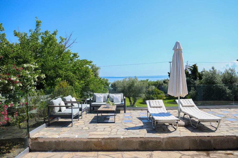 Villa Sonora - Beachfront, Amazing Garden, Panoramic Sea View Villa in Halkidiki