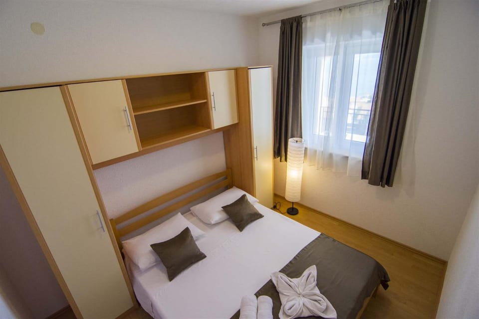 Bedroom, towels, wardrobe