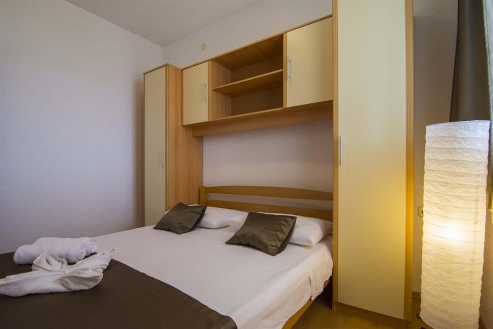 Bed, Bedroom, towels, wardrobe
