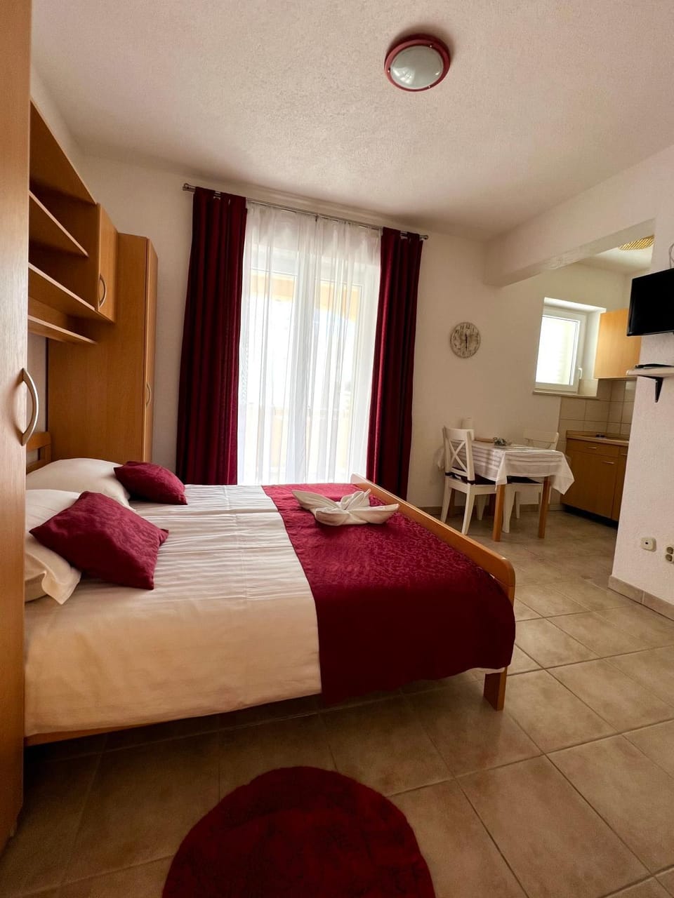 Bed, TV and multimedia, Photo of the whole room, Bedroom