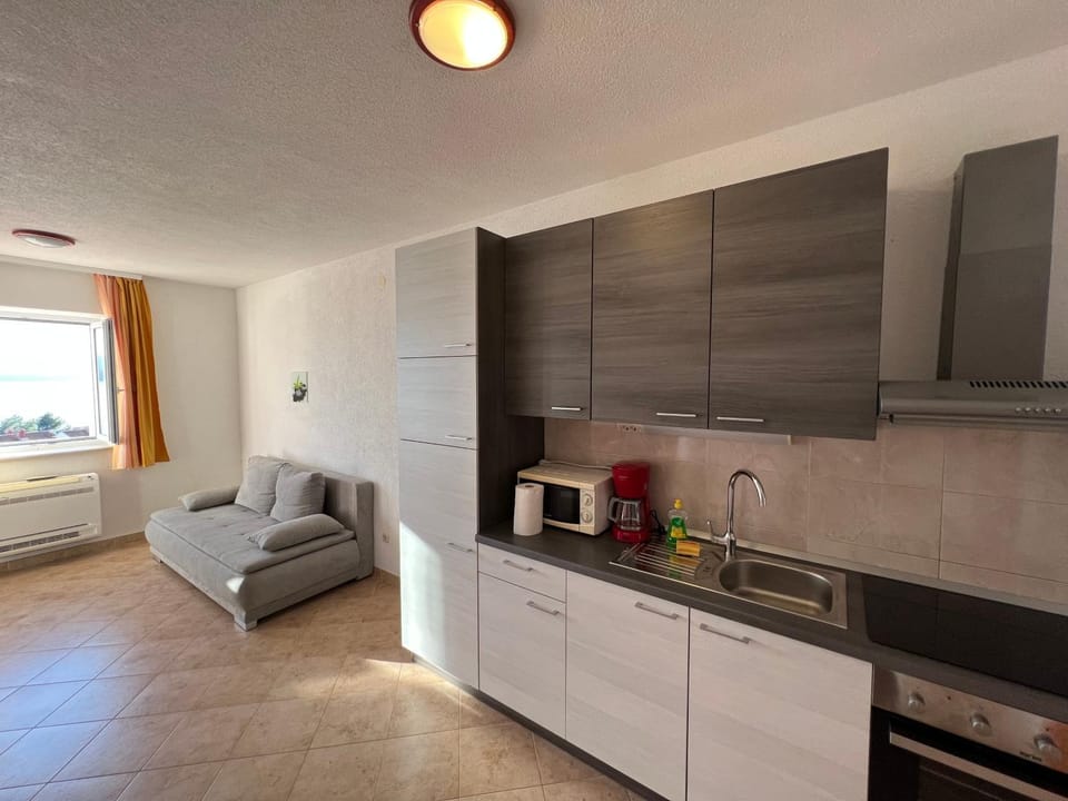 Coffee/tea facilities, Kitchen or kitchenette, Living room, oven