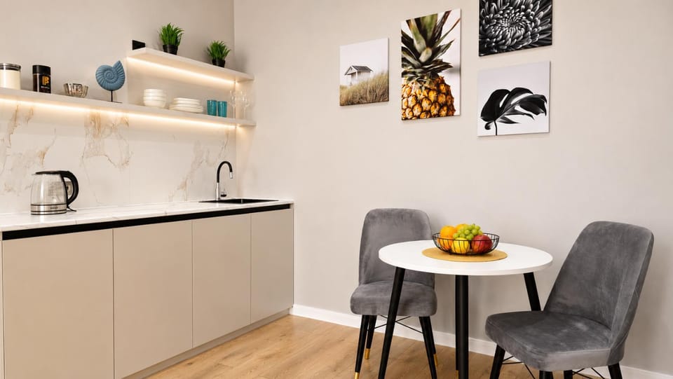 Kitchen or kitchenette, Dining area