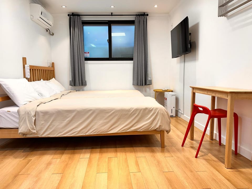 Bed, Photo of the whole room, Bedroom, air conditioner