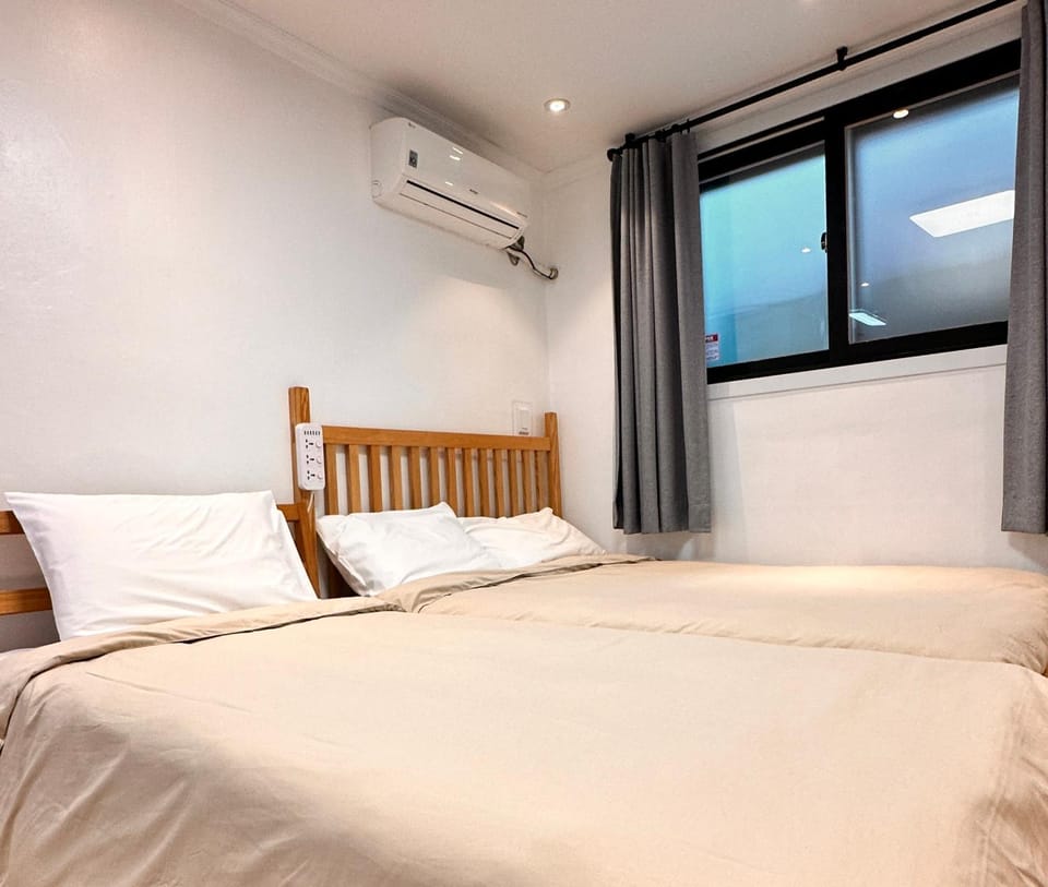 Bed, Photo of the whole room, Bedroom, air conditioner