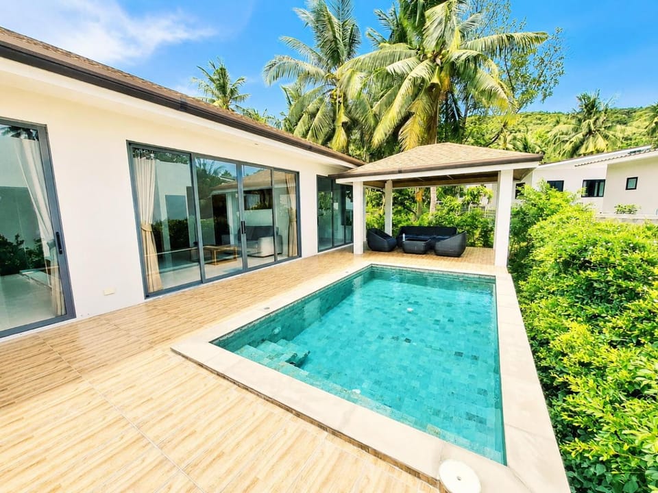 Property building, Patio, Balcony/Terrace, Swimming pool