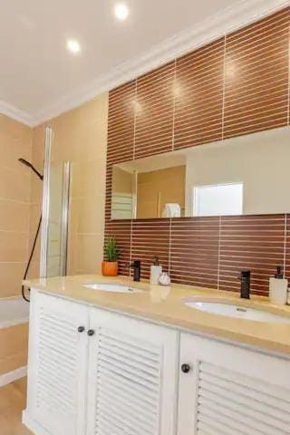 BrisaMarVilas Sea view, 5 min Walk to Town & Beach 12e13 House in Albufeira