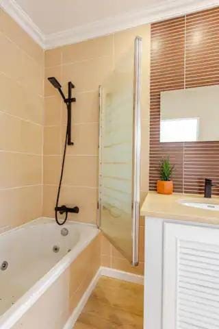 BrisaMarVilas Sea view, 5 min Walk to Town & Beach 12e13 House in Albufeira