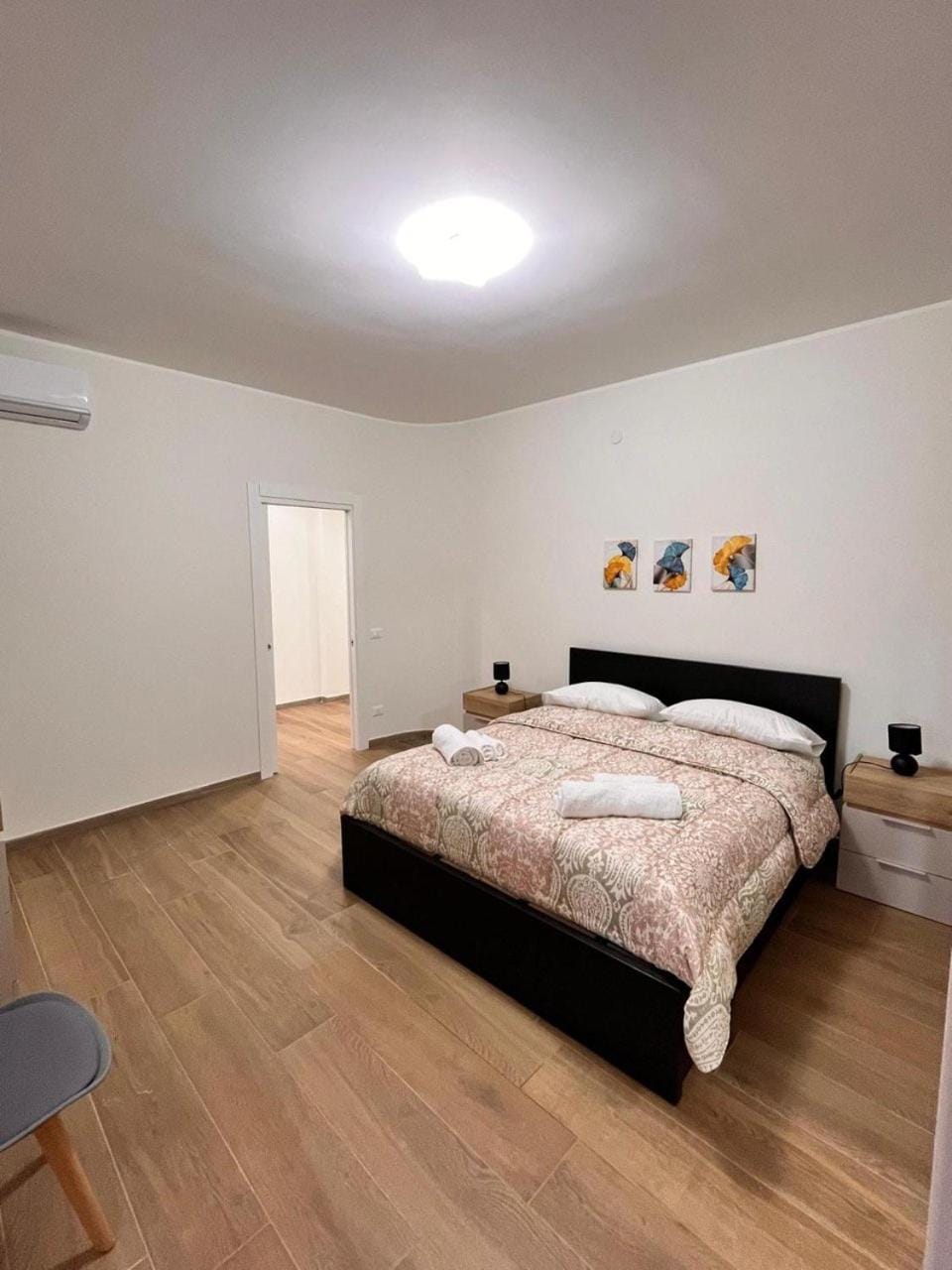 Photo of the whole room, Bedroom, wardrobe