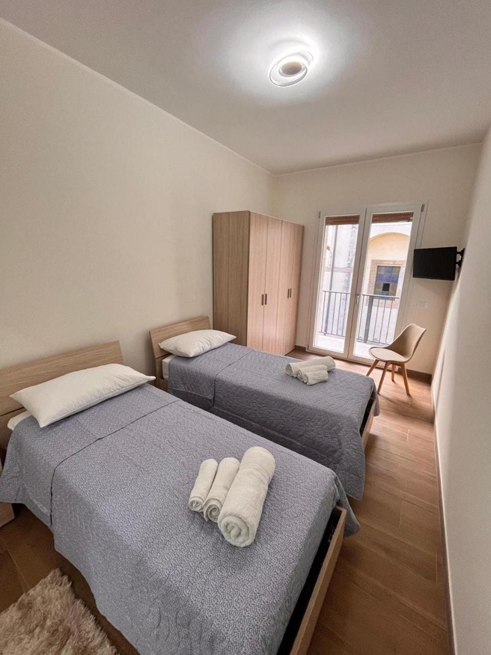Photo of the whole room, Bedroom, locker