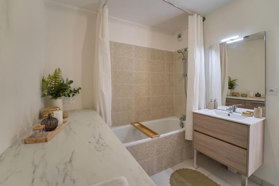 Bathroom, Bath, towels