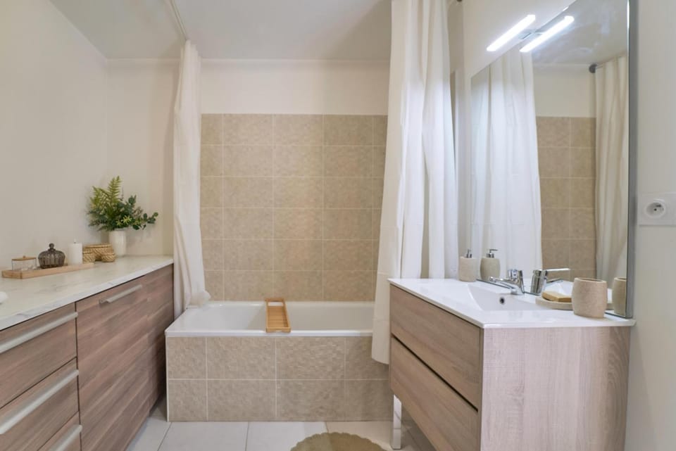 Bathroom, Bath, towels