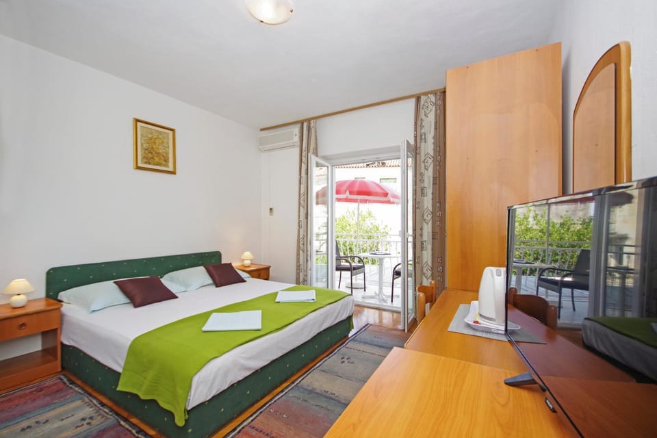 Bed, TV and multimedia, Photo of the whole room, Bedroom, air conditioner