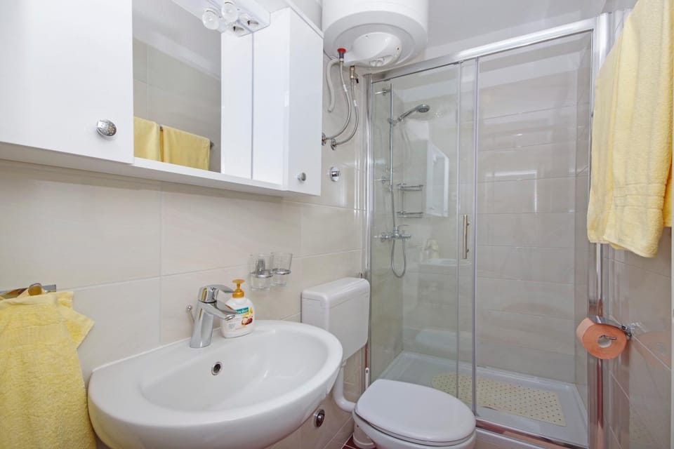 Shower, Toilet, Bathroom, towels