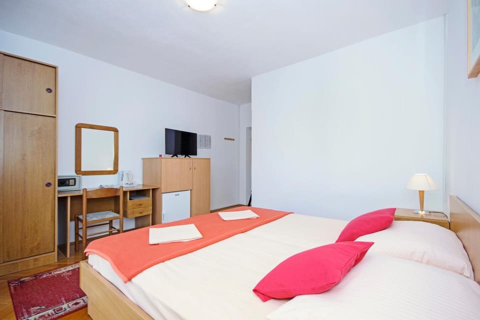 Bed, TV and multimedia, Photo of the whole room, Bedroom, wardrobe