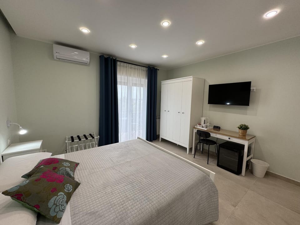 Bed, TV and multimedia, Photo of the whole room, Seating area, Bedroom, air conditioner