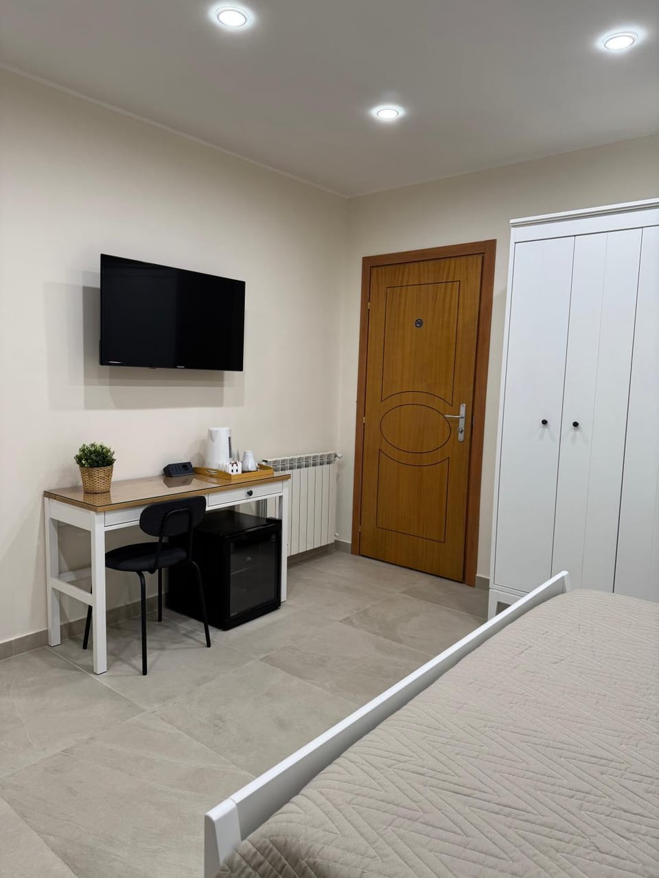 Bed, TV and multimedia, Photo of the whole room, Bedroom, wardrobe