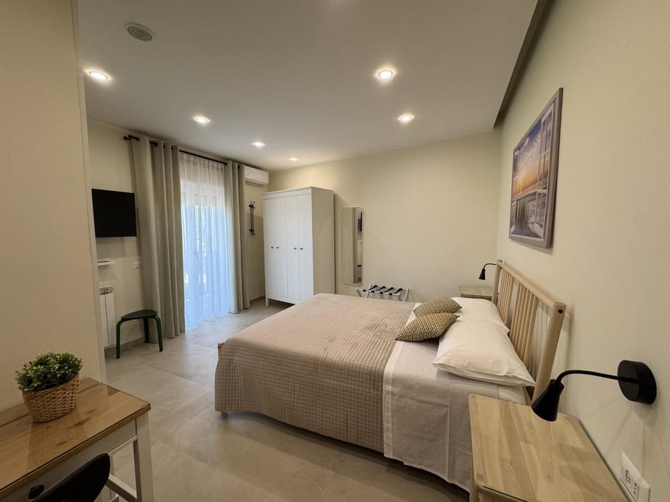 Bed, TV and multimedia, Photo of the whole room, Seating area, Bedroom