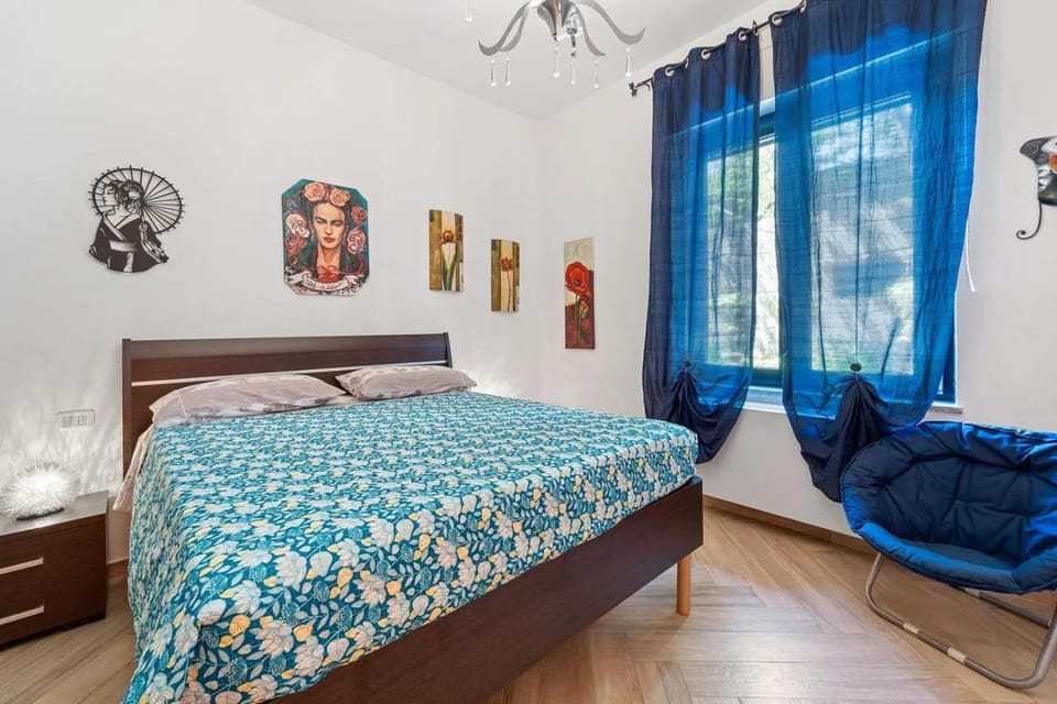 Bed, Photo of the whole room, Decorative detail, Bedroom