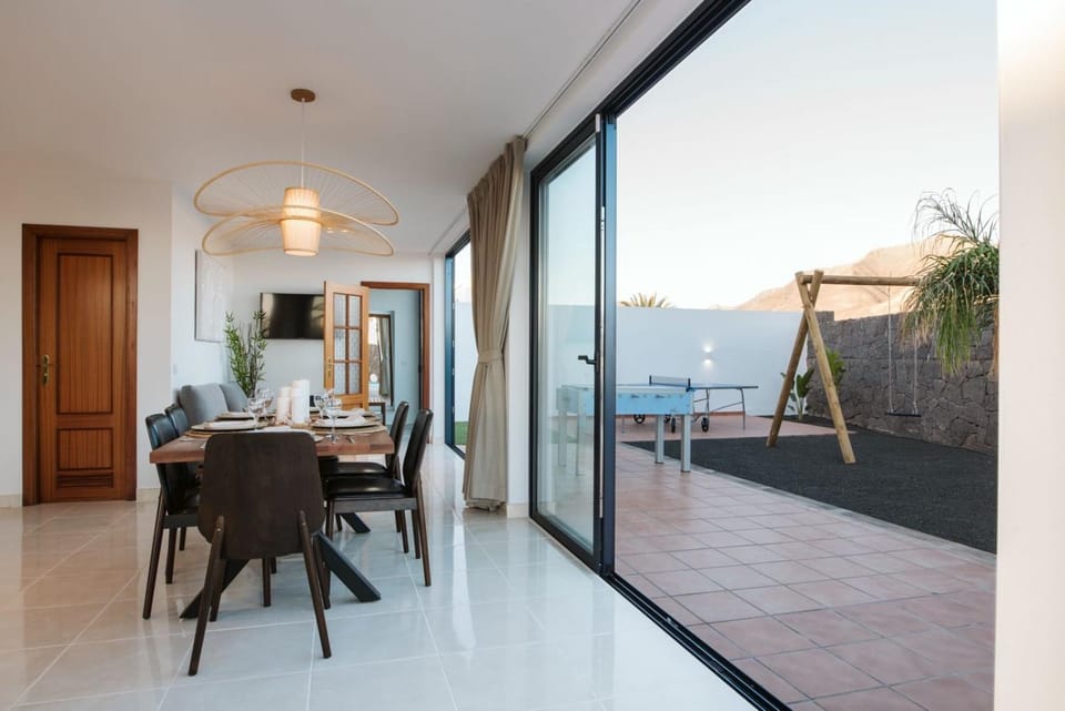 View (from property/room), Dining area, Mountain view