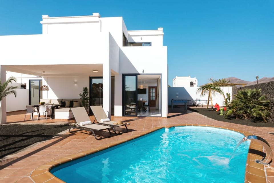 Property building, Swimming pool, sunbed