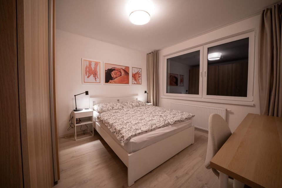 Photo of the whole room, Bedroom