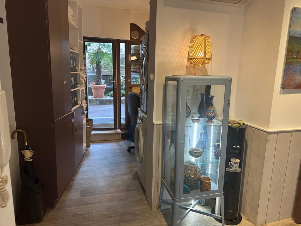Lobby or reception, washing machine