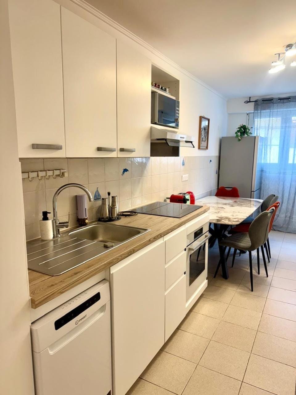 Kitchen or kitchenette, Dining area, dishwasher, minibar, oven, stove, toaster