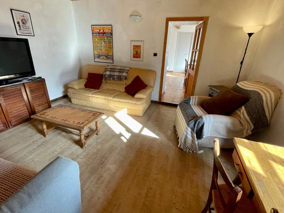 Communal lounge/ TV room, TV and multimedia, Living room, Seating area, Evening entertainment