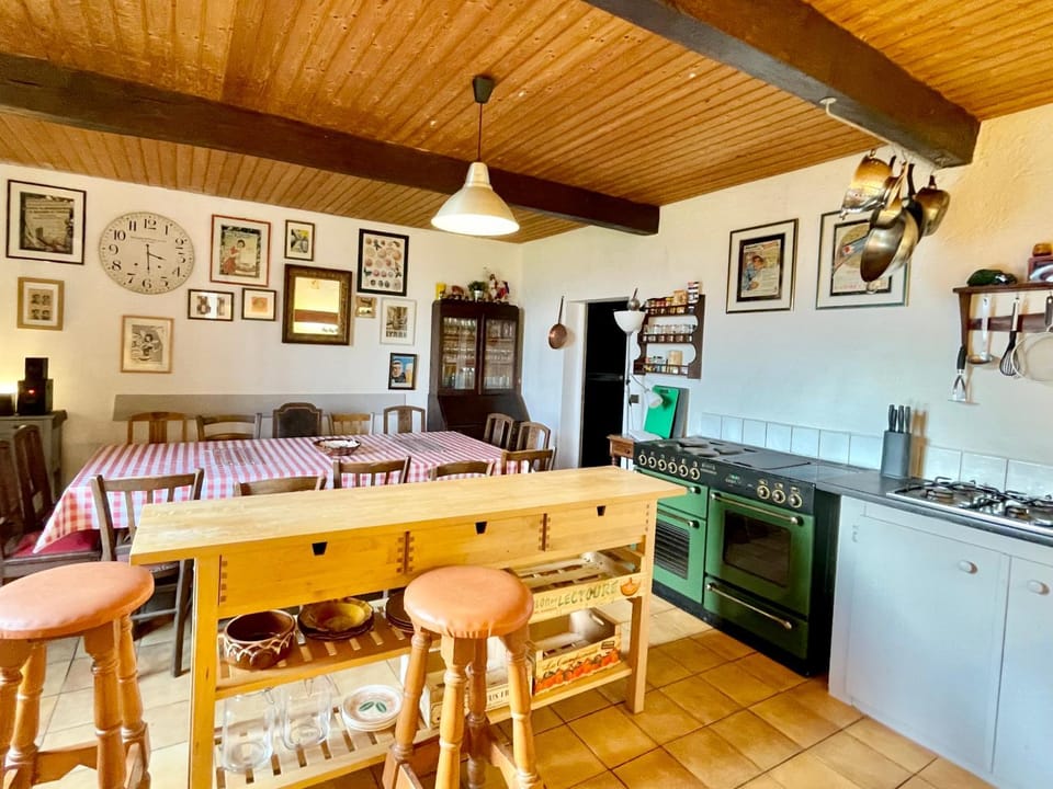 Kitchen or kitchenette, Dining area, pet friendly, stove