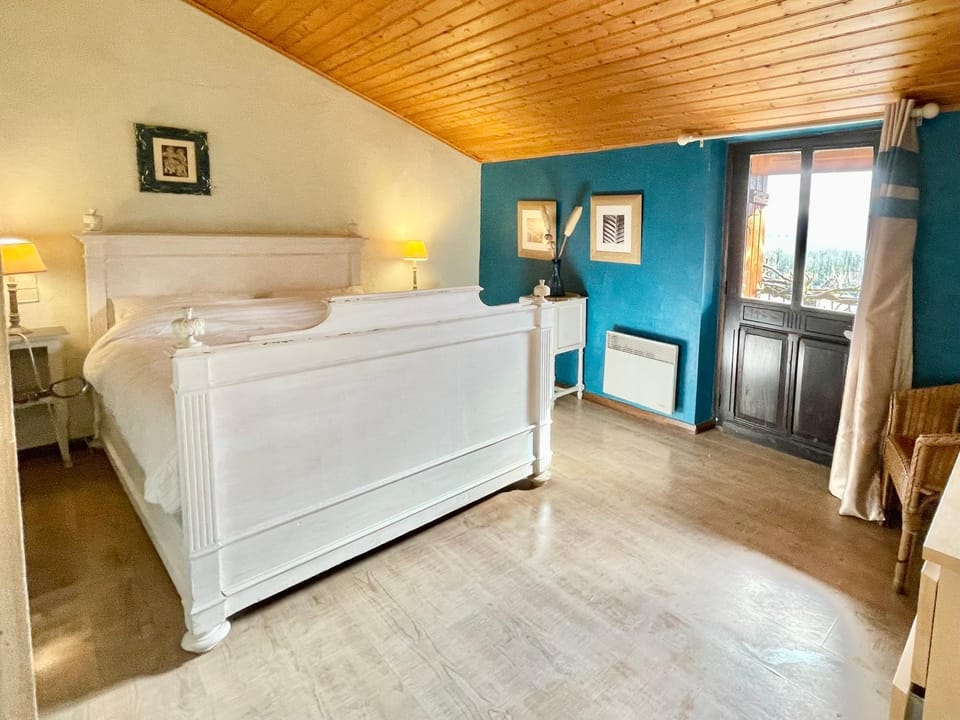 Bed, Balcony/Terrace, Photo of the whole room, Bedroom