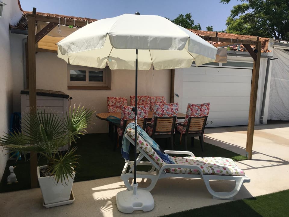 Day, Garden, Swimming pool, Swimming pool, sunbed