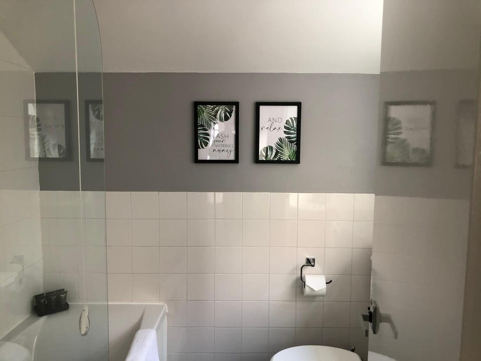 Shower, Toilet, Bathroom, towels