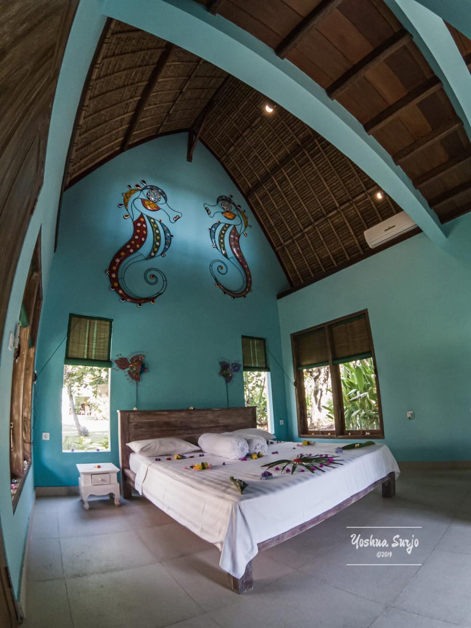 Photo of the whole room, Decorative detail
