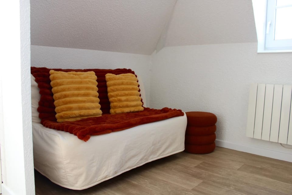 Bed, Decorative detail, Decorative detail