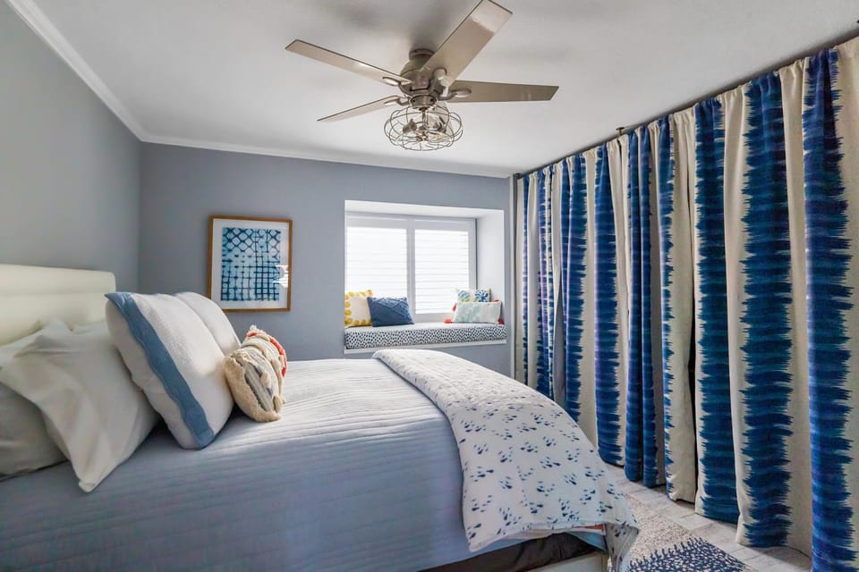 Marlin Cove Pet Friendly Waterfront Retreat House in Discovery Bay