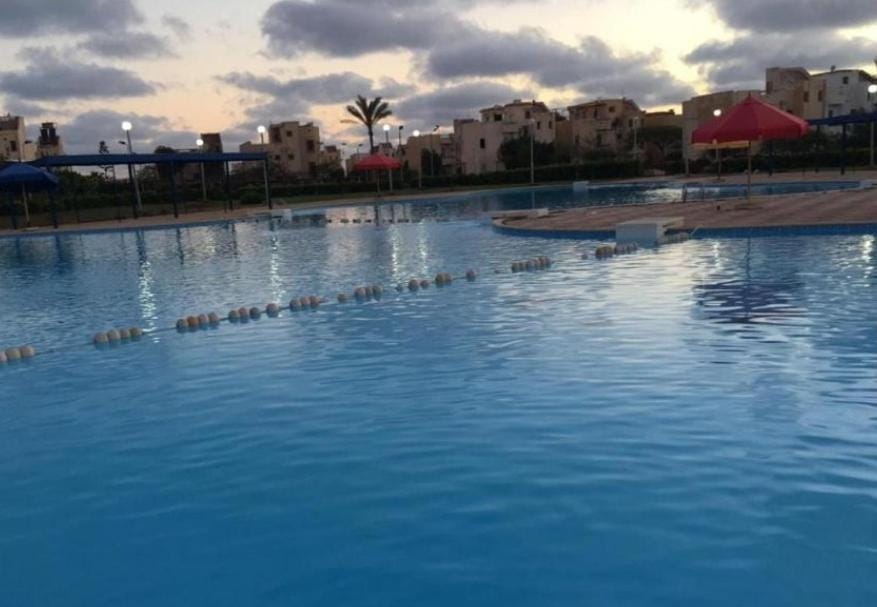 شاليه بقرية بدر الساحل الشمالى غرفتين ارضى بتراس كبير ناصية بجنينه اماميه فيو مفتوح وبجنينه خلفية باسكت و تنس و مراجيح مكيف ومجهز بالكامل واى فاى Chalet in Egypt