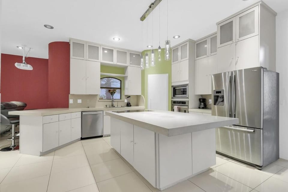 Relax & Enjoy in Our Spacious Country Club Estate House in Mission