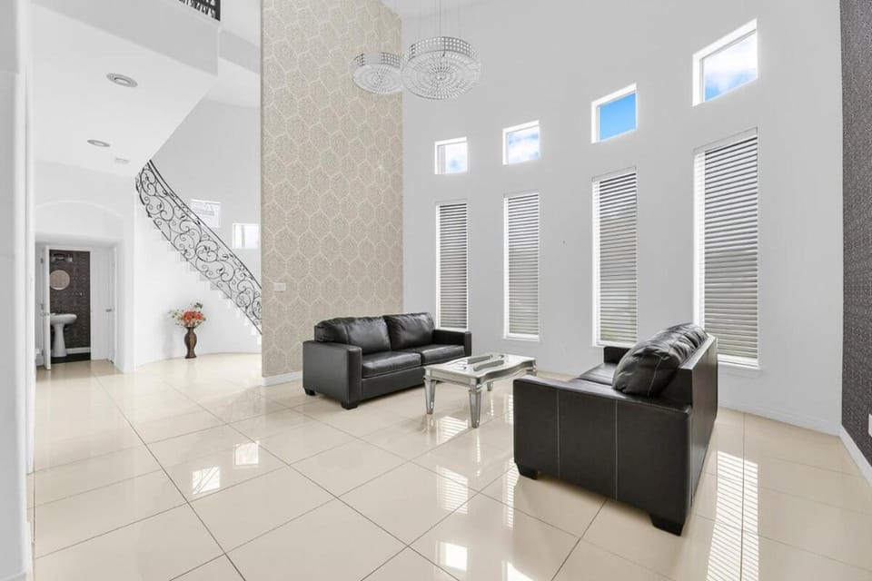 Relax & Enjoy in Our Spacious Country Club Estate House in Mission