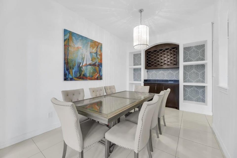 Relax & Enjoy in Our Spacious Country Club Estate House in Mission