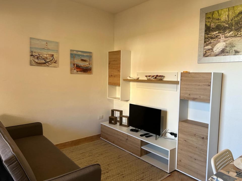 Communal lounge/ TV room, TV and multimedia, Living room, Seating area, Evening entertainment