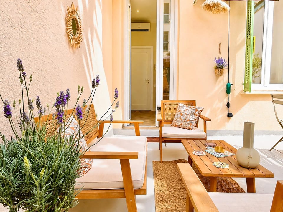 Patio, Balcony/Terrace, Decorative detail, Seating area, Dining area
