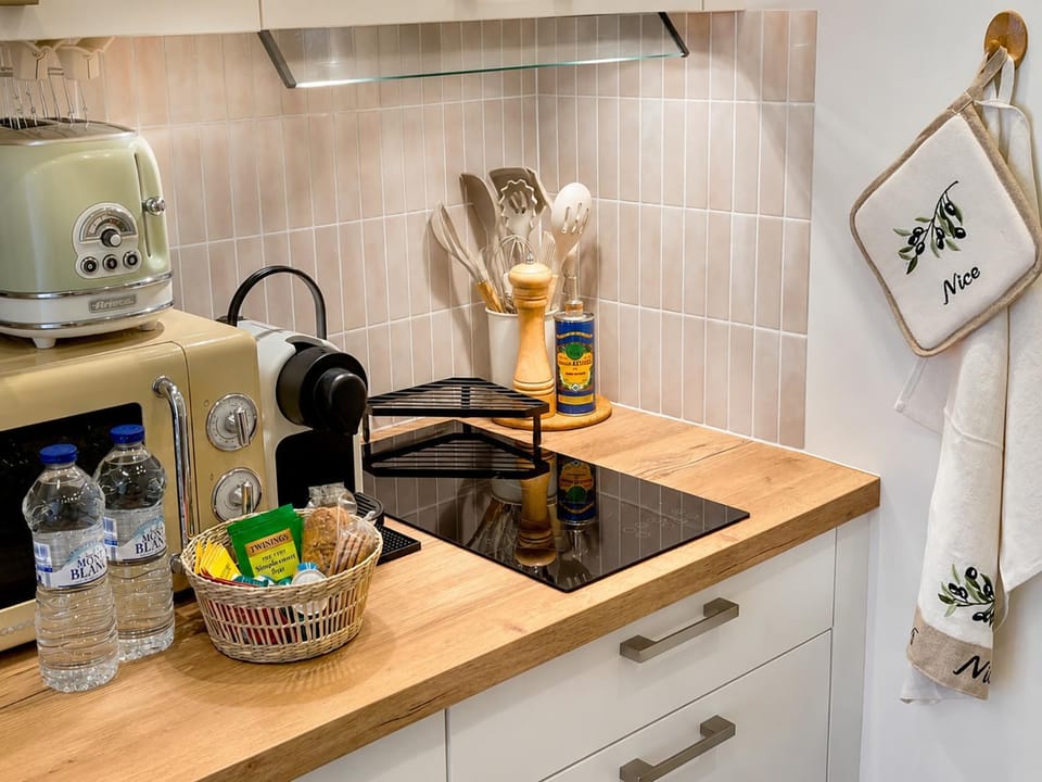 Coffee/tea facilities, Kitchen or kitchenette, microwave, stove, toaster, kitchen