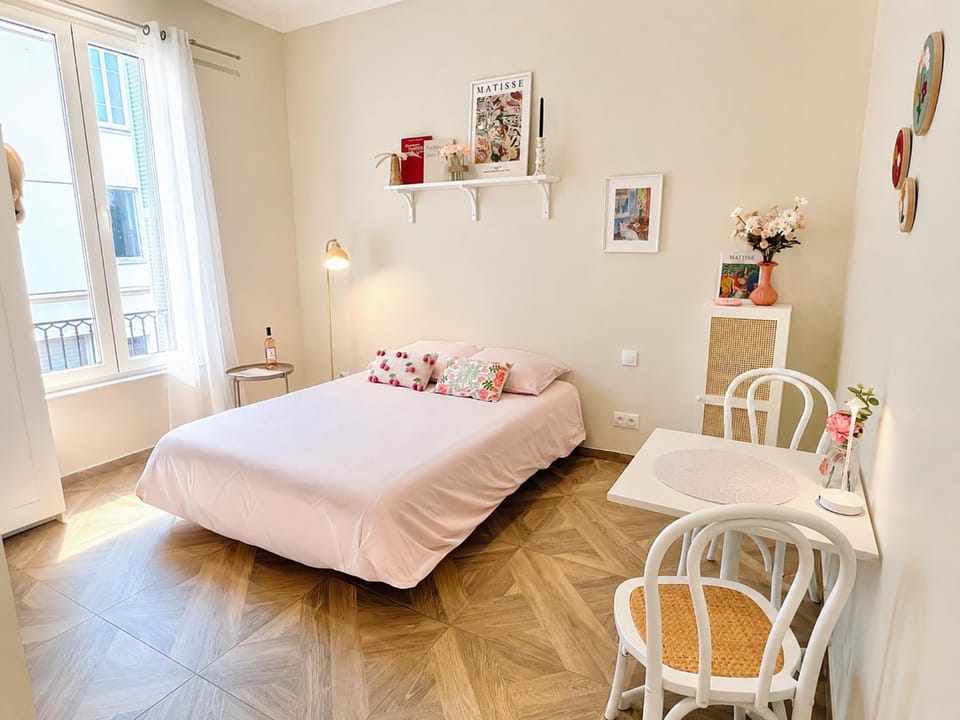Bed, Decorative detail, Seating area, Dining area, City view