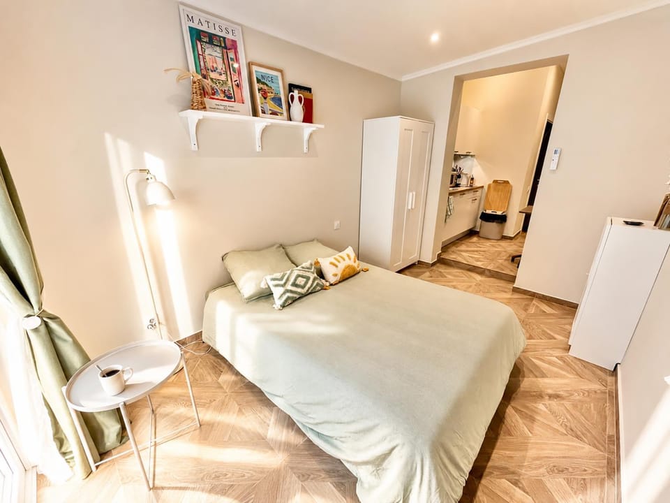 Bed, Kitchen or kitchenette, Photo of the whole room, Decorative detail, Bedroom, wardrobe, kitchen