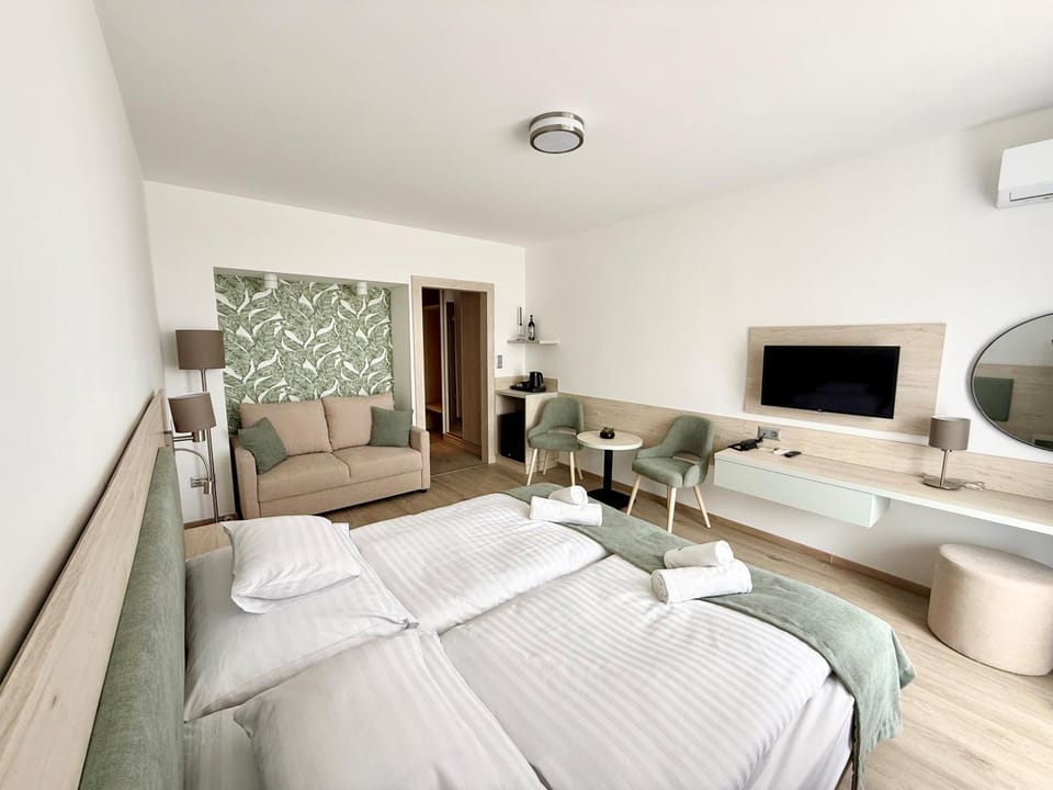 Photo of the whole room, air conditioner