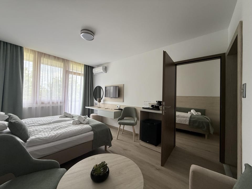 Living room, Photo of the whole room, Bedroom, air conditioner
