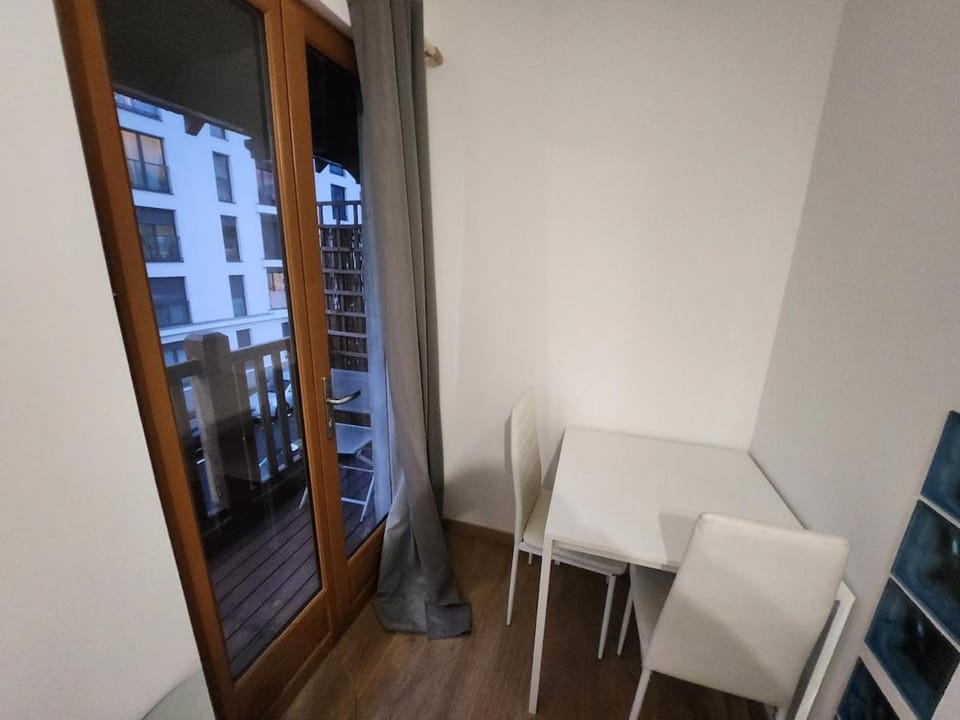 Confortable studio, jolie terrasse a 350 m de Paris Apartment in Île-de-France
