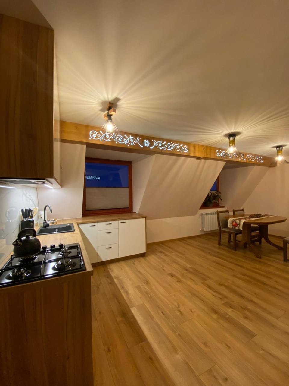 Kitchen or kitchenette, Dining area